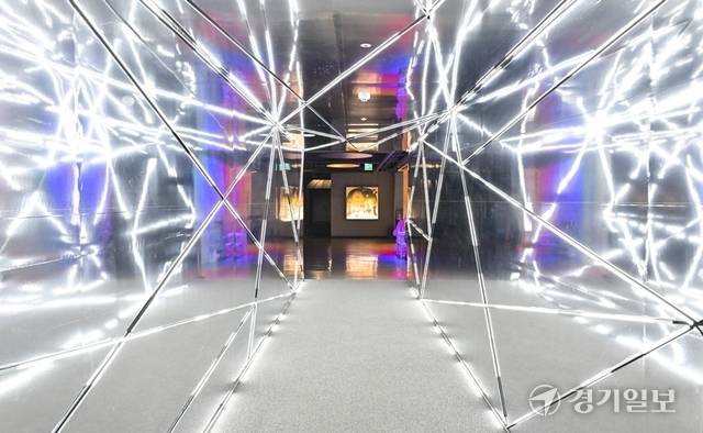 빛상상공간 내 전시된 '라이트 로드'. 홍기웅기자