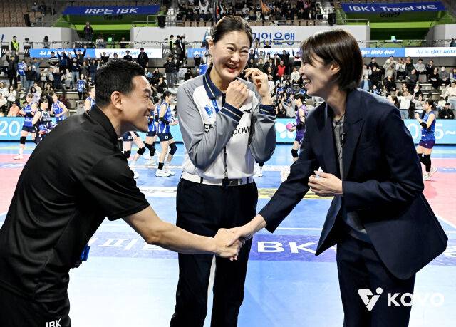 IBK기업은행 여오현 감독대행과 흥국생명 요시하라 도모코 감독./KOVO