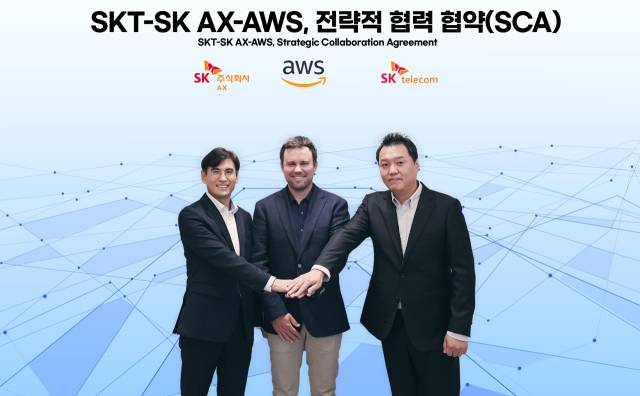 신장수(왼쪽부터) SK AX 클라우드부문장, 크리스 케이시 AWS 아시아태평양 및 일본(APJ) 파트너쉽 총괄, 허민회 SK텔레콤 AI클라우드담당이 최근 서울 중구 SK텔레콤 사옥 인근에서 3사 간 AI·클라우드 분야 전략적 협력 협약(SCA)을 체결하고 기념사진을 촬영하고 있다. 사진 제공=SK텔레콤