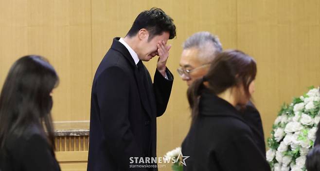 배우 고(故) 이순재의 영결식이 27일 서울 송파구 서울아산병원 장례식장에 엄수됐다. 배우 정일우가 헌화를 마치고 눈물을 흘리고 있다. 서울대학교 철학과를 졸업한 故 이순재는 1956년 연극 '지평선 넘어'로 데뷔했다. 1965년 TBC 1기 전속 배우로 활동했으며, '동의보감', '목욕탕집 남자들', '허준' 등 생전 140편에 달하는 드라마에 출연했다. /사진=김휘선