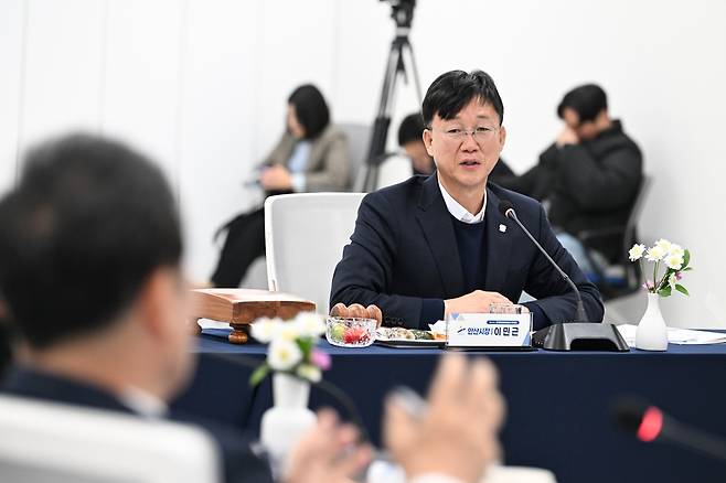 ▲ 이민근 안산시장이 28일 안양시 스마트도시통합센터에서 열린 '제93차 경기중부권행정협의회(회장 이민근 안산시장) 정기회의'를 주재하고 있다. /사진제공=안양시