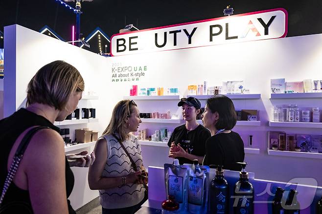 15일(현지 시각) 아랍에미리트 두바이 글로벌 빌리지에서 열린 '2025 K-엑스포 아랍에미리트: 올 어바웃 케이 스타일'을 찾은 관람객들이 K-뷰티 부스를 둘러보고 있다. (사진가 장석현 제공, 재판매 및 DB금지) 2025. 11.16/뉴스1 ⓒ News1 정수영 기자