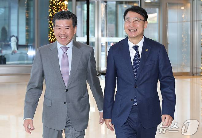 국세청은 제임스 김 암참 회장(왼쪽)과 임광현 국세청장이 28일 간담회를 진행했다고 밝혔다.(국세청 제공)