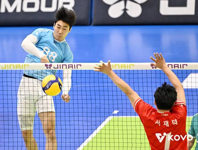 대한항공 임재영(왼쪽)이 28일 수원체육관에서 열린 2025-26 V리그 남자부 2라운드 한국전력전에서 공격을 시도하고 있다. (KOVO 제공)