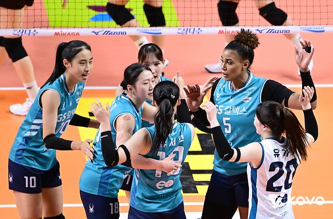 GS칼텍스는 28일 서울 장충체육관에서 열린 2025-26 V리그 여자부 2라운드 정관장을 3-0으로 완파했다. (KOVO 제공)