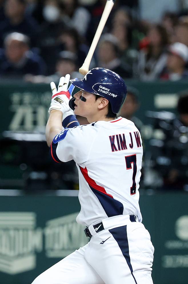16일 일본 도쿄돔에서 열린 2025 K베이스볼 시리즈 대한민국과 일본의 평가전. 9회말 2사 주자없는 상황 김주원이 동점 솔로홈런을 쏘아올리고 있다. 사진 | 도쿄=연합뉴스