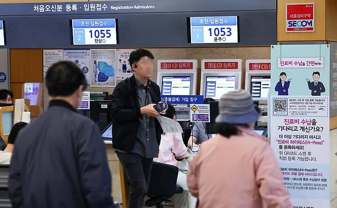 8일 오전 서울 시내의 한 대학병원에서 보호자들이 진료비 수납을 기다리고 있다. 2024.05.08 뉴시스
