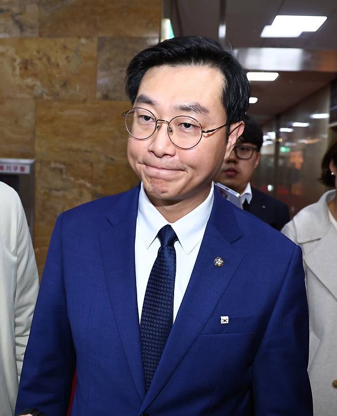 장경태 더불어민주당 의원이 27일 오후 서울 여의도 국회에서 질문을 받으며 이동하고 있다. 2025.11.27 뉴시스