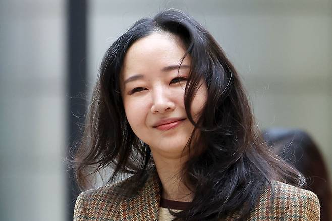 민희진 전 어도어 대표가 11일 오후 서울 서초구 서울중앙지법에서 열린 하이브와의 주식 매매대금 청구 및 주주 간 계약 해지 확인 소송 관련 변론에 출석하고 있다. 뉴시스