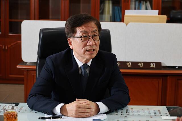 김인회 감사원장 권한대행이 지난 26일 오전 서울 종로구 감사원에서 한겨레와 인터뷰 하고 있다. 정용일 선임기자 yongil@hani.co.kr