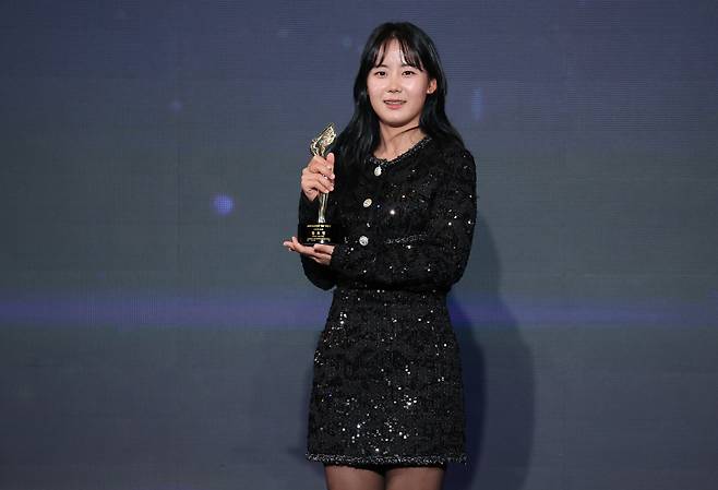 <yonhap photo-3862=""> 기념촬영하는 황유민 (서울=연합뉴스) 김성민 기자 = 28일 서울 강남구 그랜드 인터컨티넨탈 파르나스 호텔에서 열린 'KLPGA 대상 시상식에서 인기상을 수상한 황유민이 기념촬영을 하고 있다. 2025.11.28 ksm7976@yna.co.kr/2025-11-28 18:25:59/ <저작권자 ⓒ 1980-2025 ㈜연합뉴스. 무단 전재 재배포 금지, AI 학습 및 활용 금지></yonhap>