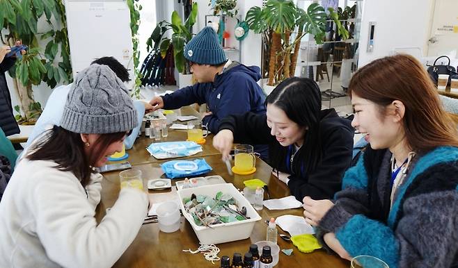 일본 팸투어 참가자들이 김녕수산문화복합센터에서 씨글래스 석고방향제를 만드는 체험 프로그램에 참여하고 있다. (제주관광공사 제공)