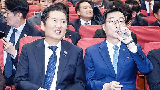 정청래 더불어민주당 대표가 25일 오전 국회 의원회관에서 열린 서울시당 ‘천만의 꿈 경청단’ 출범식에 참석해 장경태 서울시당 위원장과 대화하고 있다. 김성룡 기자