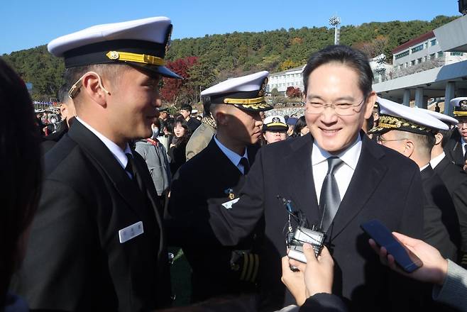 이재용 삼성전자 회장이 28일 경남 창원시 진해구 해군사관학교 연병장에서 열린 제139기 해군·해병대 사관후보생 수료 및 임관식에서 아들 이지호 소위를 격려하고 있다. /사진=뉴스1