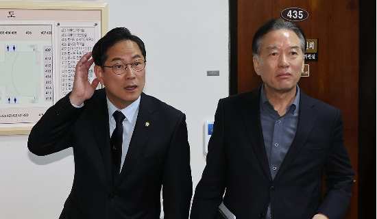 국회 기획재정위원회 여야 간사인 정태호 더불어민주당 의원과 박수영 국민의힘 의원(왼쪽)이 28일 국회 기획재정위원회 앞에서 취재진의 질문을 받고 있다. (사진=연합뉴스)