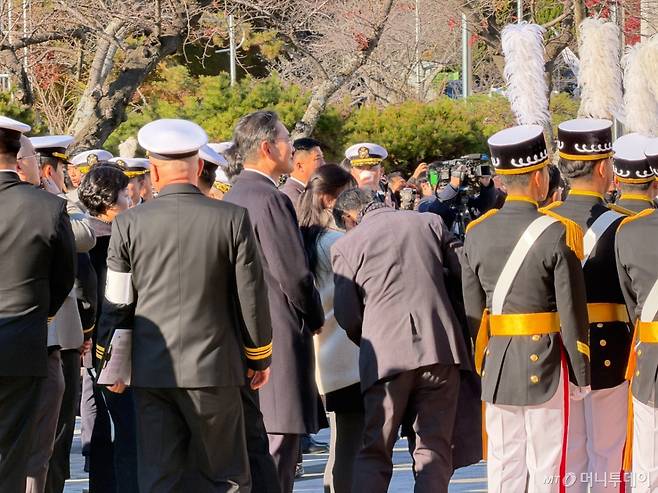 이재용 삼성전자 회장이 동기들과 단체 사진을 촬영하는 이지호씨를 바라보고 있다./사진=공동취재단