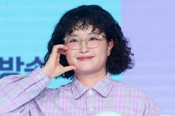 여행 유튜버 원지가 직원들의 열악한 근무 환경에 대해 논란이 휩싸이자 사과한 가운데 약 2만명의 구독자가 이탈했다. 사진은 여행 유튜버 원지가 ENA 예능 프로그램 '지구마불 세계여행3' 제작발표회에서 포즈를 취하는 모습. /사진=뉴시스