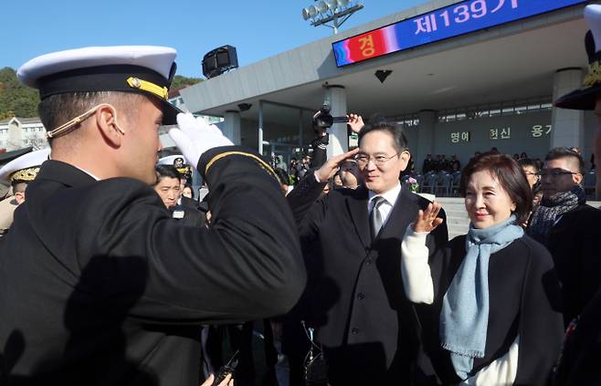 28일 오후 경남 창원시 진해구 해군사관학교 연병장에서 열린 제139기 해군·해병대 사관후보생 수료 및 임관식에서 이재용 삼성전자 회장과 홍라희 리움미술관 명예관장이 이지호 신임 소위에게 경례를 받고 있다./ 사진=공동취재