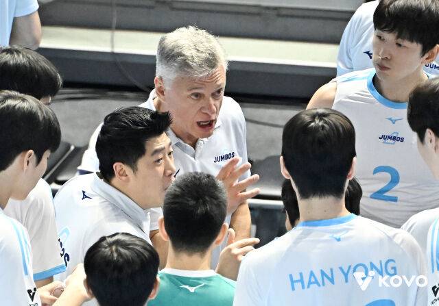 작전을 지시하는 헤난 감독./KOVO