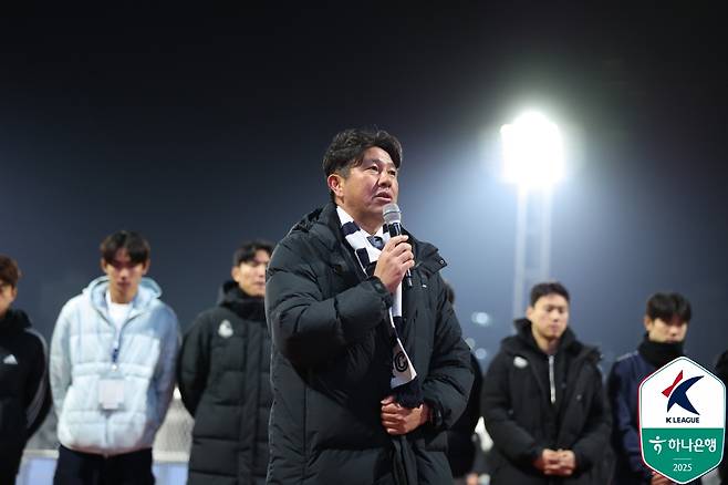 서울 이랜드 김도균 감독이 27일 목동종합운동장에서 열린 성남FC와의 K리그2 준플레이오프 0-1 패배로 탈락이 확정된 뒤 팬들에게 인사하고 있다. /사진=한국프로축구연맹 제공