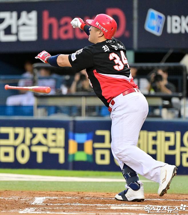 13일 오후 서울 송파구 잠실야구장에서 열린 '2025 신한 SOL Bank KBO리그' KIA 타이거즈와 LG 트윈스의 경기, 6회초 KIA 최형우가 솔로 홈런을 날리고 있다. 엑스포츠뉴스 DB