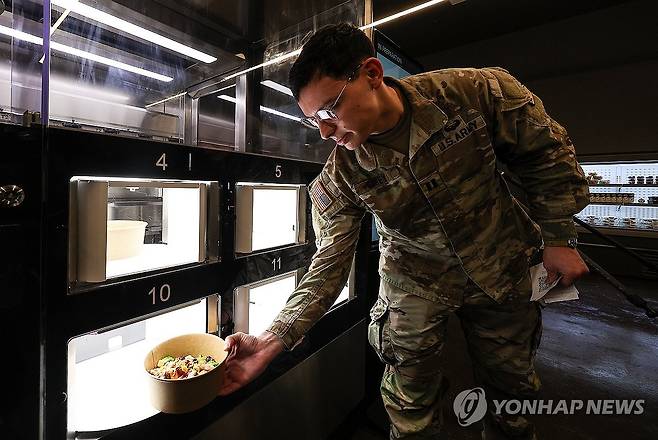자동화 식당에서 급식받는 미군 (대구=연합뉴스) 윤관식 기자 = 28일 대구 남구 주한미군 제19 지원사령부 캠프 워커에 설치된 자동화 식당인 '마켓 19'에서 한 미군이 로봇이 조리한 급식을 받고 있다.
해당 식당은 미 육군 최초의 자동화 식당으로 이달부터 6개월간 시범 운영한다. 2025.11.28 psik@yna.co.kr