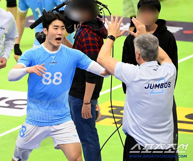 28일 수원체육관에서 열린 V리그 남자부 한국전력과 대한항공의 경기. 대한항공이 3대0으로 승리했다. 승리의 기쁨을 나누는 임재영과 헤난 감독의 모습. 수원=허상욱 기자wook@sportschosun.com/2025.11.28/