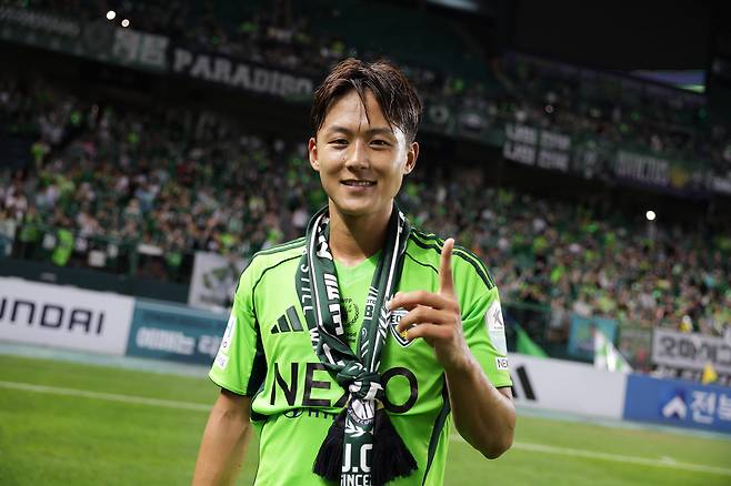 전주월드컵경기장/ K리그1/ 전북현대모터스 vs FC안양/ 전북 이승우/ 승리 세레머니/ 기념 사진/ 사진 정재훈