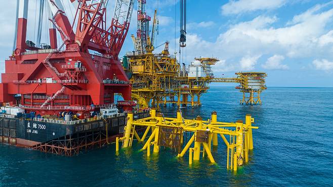 지난해 1월 남중국해의 중국 가스전 심해 1호(Deep Sea No.1)에서 구조물 설치 작업이 이뤄지고 있다. 이 가스전은 중국이 자체 기술로 개발한 첫 번째 심해 고압 가스전이다. 올해 6월 2기 공사를 마무리하고 전면 가동에 들어갔다. / 게티이미지코리아