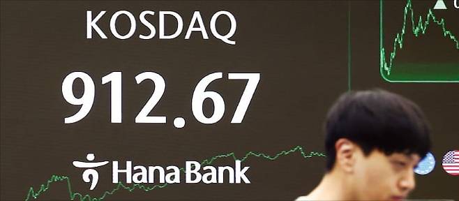코스닥지수가 28일 외국인과 기관의 집중 매수 속에서 9거래일 만에 900선을 회복했다. 이날 상승률(3.71%)은 지난 4월 10일(5.97%) 이후 약 7개월 만에 가장 높았다. /뉴스1