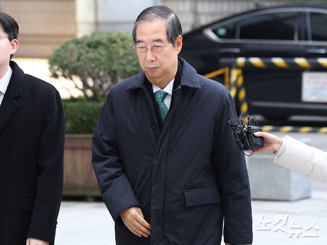 12·3 비상계엄 관련 내란 방조 등 혐의를 받는 한덕수 전 국무총리가 26일 오전 서울 서초구 서울중앙지방법원에서 열린 1심 결심 공판에 출석하고 있다. 류영주 기자