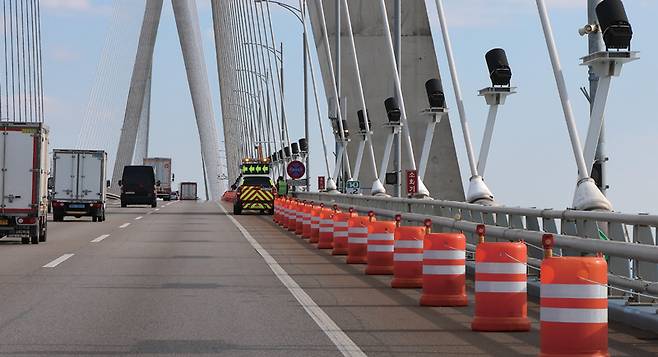 11월18일 인천대교 모습. 투신 사건이 잇따르자 갓길에 세우는 주정차 방지용 드럼통이 철거된 지 두 달 만인 지난 10월 재설치됐다. ⓒ연합뉴스