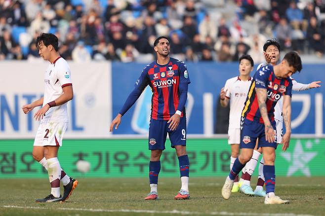 30일 수원종합운동장서 열린 K리그1 파이널B 광주FC와의 경기서 수원FC 싸박이 아쉬움을 드러내고 있다. 사진=한국프로축구연맹