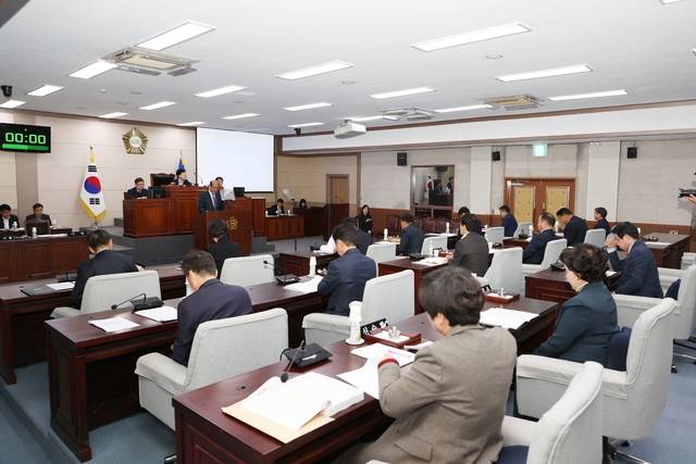 상주시의회(의장 안경숙)는 27일 제236회 상주시의회 제2차 정례회를 열고 2026년도 예산안 등의 심사를 시작했다. 상주시의회 제공