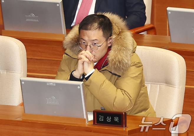 2024년 12월 4일 오후 김상욱 국민의힘 의원이 서울 여의도 국회에서 열린 윤석열 대통령 탄핵소추안 관련 제419회국회(임시회) 제4차 본회의에서 박찬대 더불어민주당 원내대표의 제안설명을 듣고 있다. 2024.12.14/뉴스1 ⓒ News1 김민지 기자