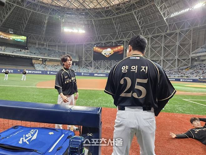 30일 고척스카이돔에서 열린 더 제너레이션 매치에 앞서 베테랑팀 박찬호(왼쪽)와 양의지가 얘기를 나누고 있다. 고척 | 김동영 기자 raining99@sportsseoul.com
