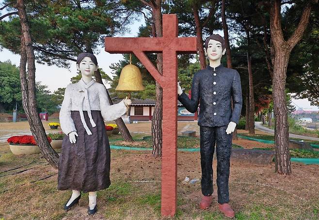 당진 부곡리 심훈기념관 앞에 소설 '상록수'의 주인공을 형상화한 조형물이 세워져 있다. 김재근 기자