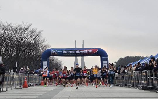 30일 천안 독립기념관에서 열린 2025 천안유관순평화마라톤대회에서 선수들이 시총에 맞춰 주로를 내달리고 있다. 박하늘 기자