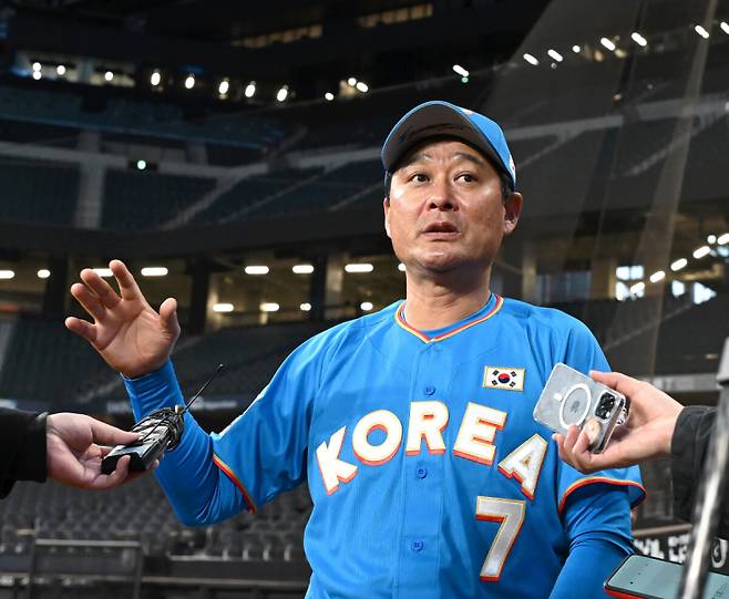 29일 일본 에스콘필드 홋카이도에서 ‘한일 드림 플레이어즈 게임’에 참가한 한국 선수들이 가볍게 몸을 풀었다. 이 게임은 한국과 일본 프로야구를 대표했던 스타들이 총 출동해 양국의 우정을 이어간다. 이종범이 인터뷰를 하고 있다. 사진=공동취재단