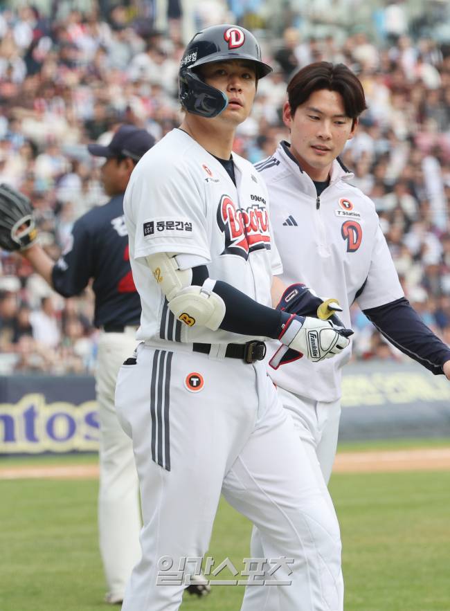 2025 KB0리그 프로야구 두산 베어스와 롯데 자이언츠의 경기가 27일 오후 서울 잠실야구장에서 열렸다. 6회말 2사 1루 김재환이 김상수의 공에 맞고 불만을 표시하며 1루로 나가고 있다. 잠실=김민규 기자 /2025.04.27/