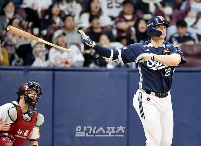 2025 KB0리그 프로야구 키움 히어로즈와 두산 베어스의 경기가 22일 오후 서울 고척스카이돔에서 열렸다. 9회초 2사 김재환이 1점차 추격하는 솔로홈런을 치고 배트를 던지고 있다. 고척=김민규 기자 /2025.04.22/