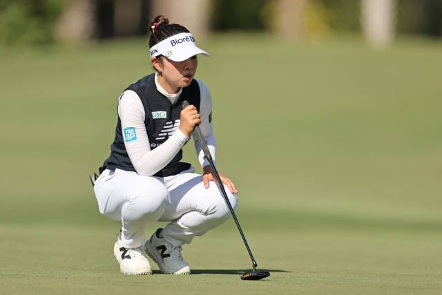 그린을 읽고 있는 야마시타 미유. 사진 제공=AFP연합뉴스