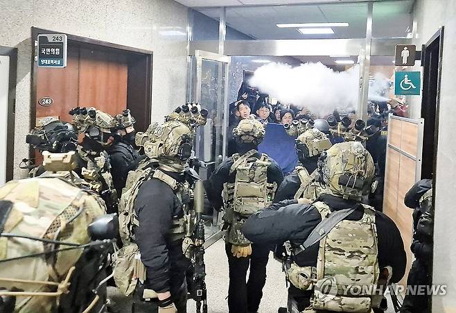 국회 본청 진입하는 계엄군 (서울=연합뉴스) 조다운 기자 = 윤석열 대통령이 3일 저녁 비상계엄을 선포한 가운데 4일 밤 서울 국회의사당에서 계엄군이 국회 본청으로 진입하고 있다. 2024.12.4 allluck@yna.co.kr