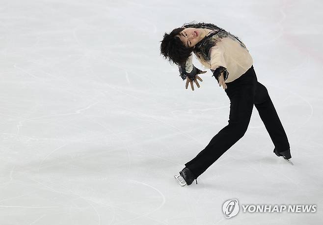 경기 펼치는 차준환 (서울=연합뉴스) 신준희 기자 = 30일 목동아이스링크에서 열린 2025 전국남녀 피겨스케이팅 회장배 랭킹대회 남자 싱글 프리스케이팅에 출전한 차준환이 경기를 펼치고 있다.
이번 대회는 2026 밀라노·코르티나담페초 동계올림픽에 나설 대표팀 선수(남자 2명·여자 2명)를 뽑기 위한 1차 선발전이다. 2025.11.30 hama@yna.co.kr