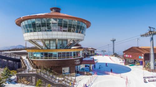 ◇하이원리조트 스키장이 예년보다 1주일 빠른 28일 2025~2026 스키장 개장식을 갖고 아테나 3-1 슬로프와 눈썰매장을 우선 오픈했다.