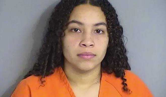 자신의 제자에게 반나체 사진을 보낸 혐의로 체포된 여교사 예즈마르 안제아니스 라모스 피게로아(22)