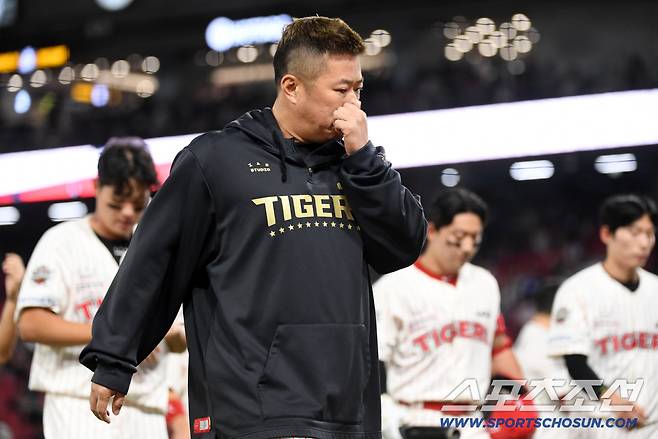 27일 광주 기아챔피언스필드에서 열린 KIA 타이거즈와 NC 다이노스의 경기. 패한 KIA 선수들이 아쉬워하고 있다. 광주=박재만 기자 pjm@sportschosun.com/2025.09.27/