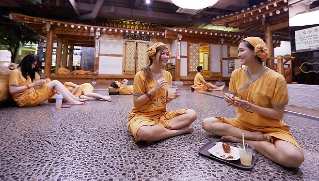 ‘케이팝 데몬 헌터스’(케데헌)가 세계적인 인기를 얻자 새로운 관광 코스로 주목받고 있는 찜질방(K-Spa). 한국관광공사 제공