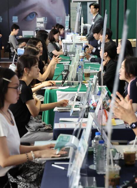 취업 상담하는 대학생들 ‘2025 이화여자대학교 잡페어’가 2025년 9월4일 오전 서울 서대문구 이화여대에서 열려 학생들이 각 기업 인사담당자의 신입사원 채용 상담을 받고 있다. 최현수 기자 emd@hani.co.kr