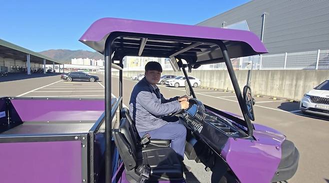 은정진 한국경제신문 중소기업부 기자가 테리안을 시승하고 있다. 제인모터스 제공